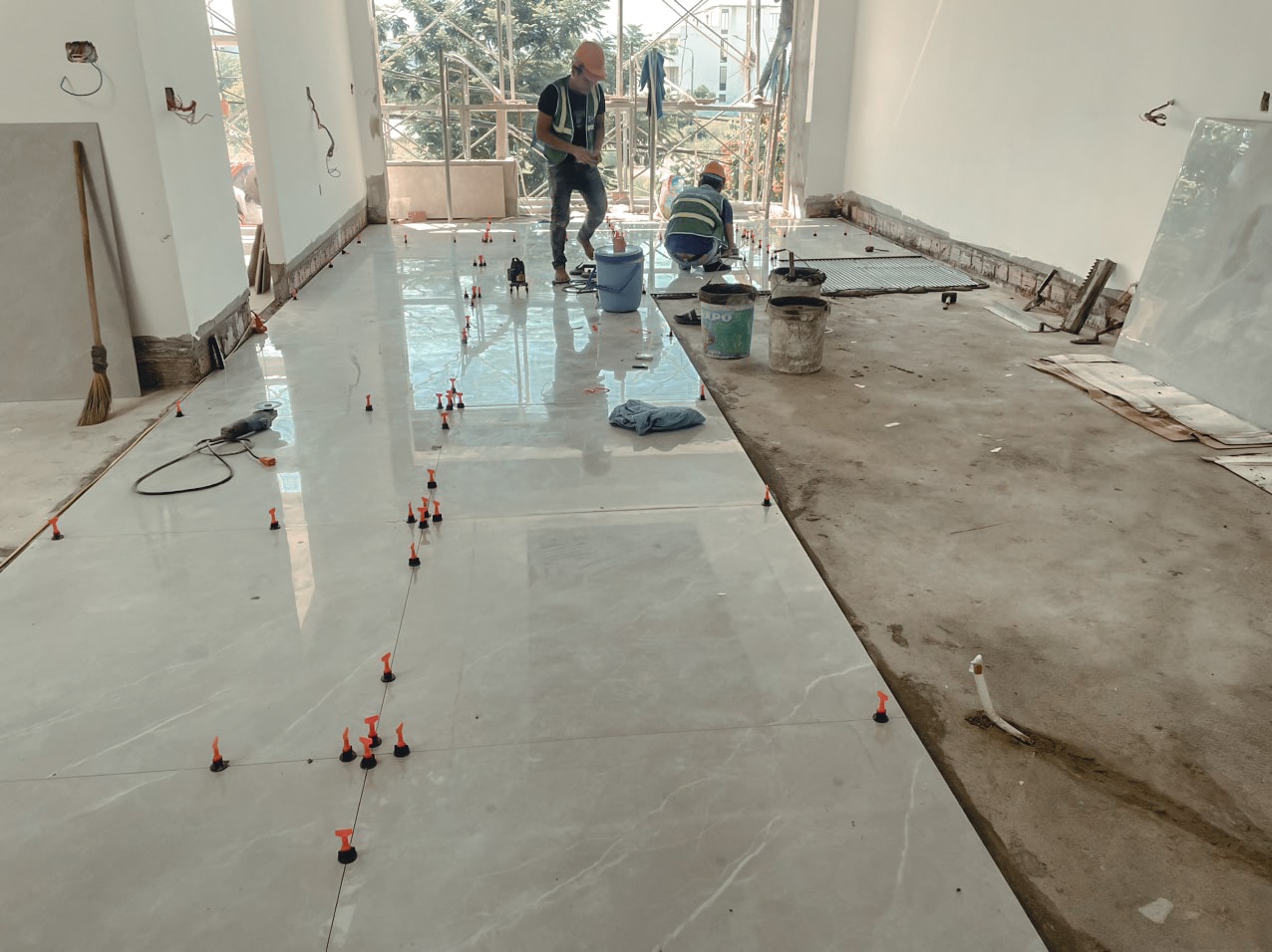 ke cân bằng giúp tăng tính thẩm mỹ khi ốp lát gạch