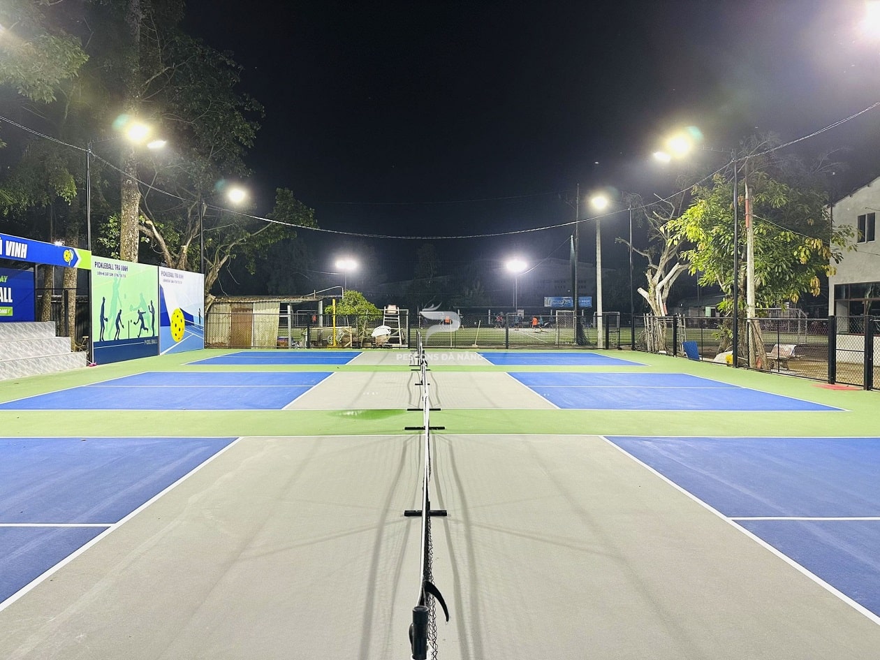 sân pickleball ngoài trời